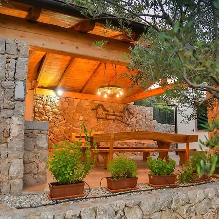 Lipa ヴィラ プナト